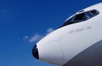 10.John_Travolta_jumbo_jet.jpg