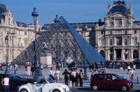 024.paris_louvre_pyramid.jpg
